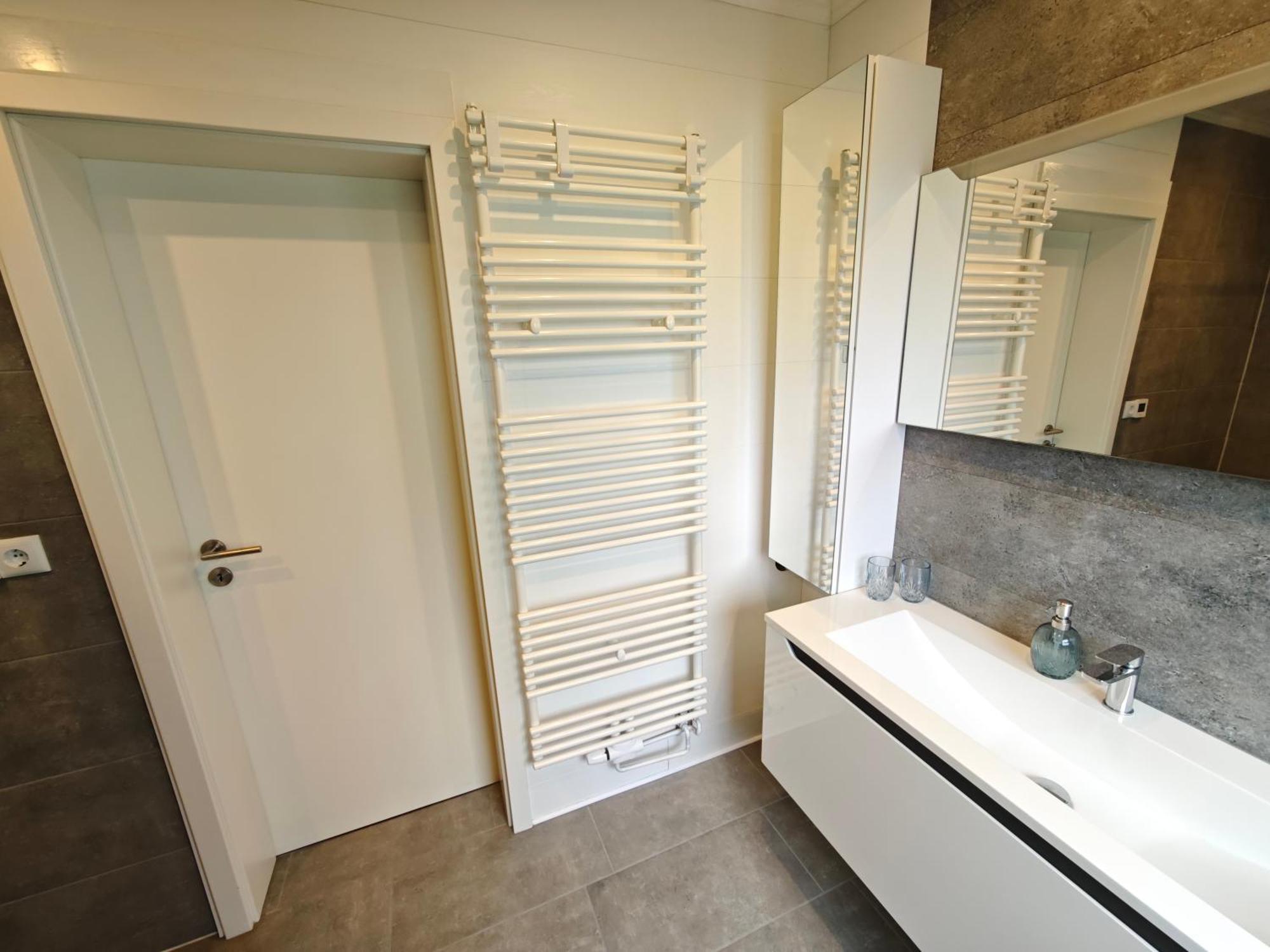 Apartment Fh-naehe: Modernes Mit Balkon