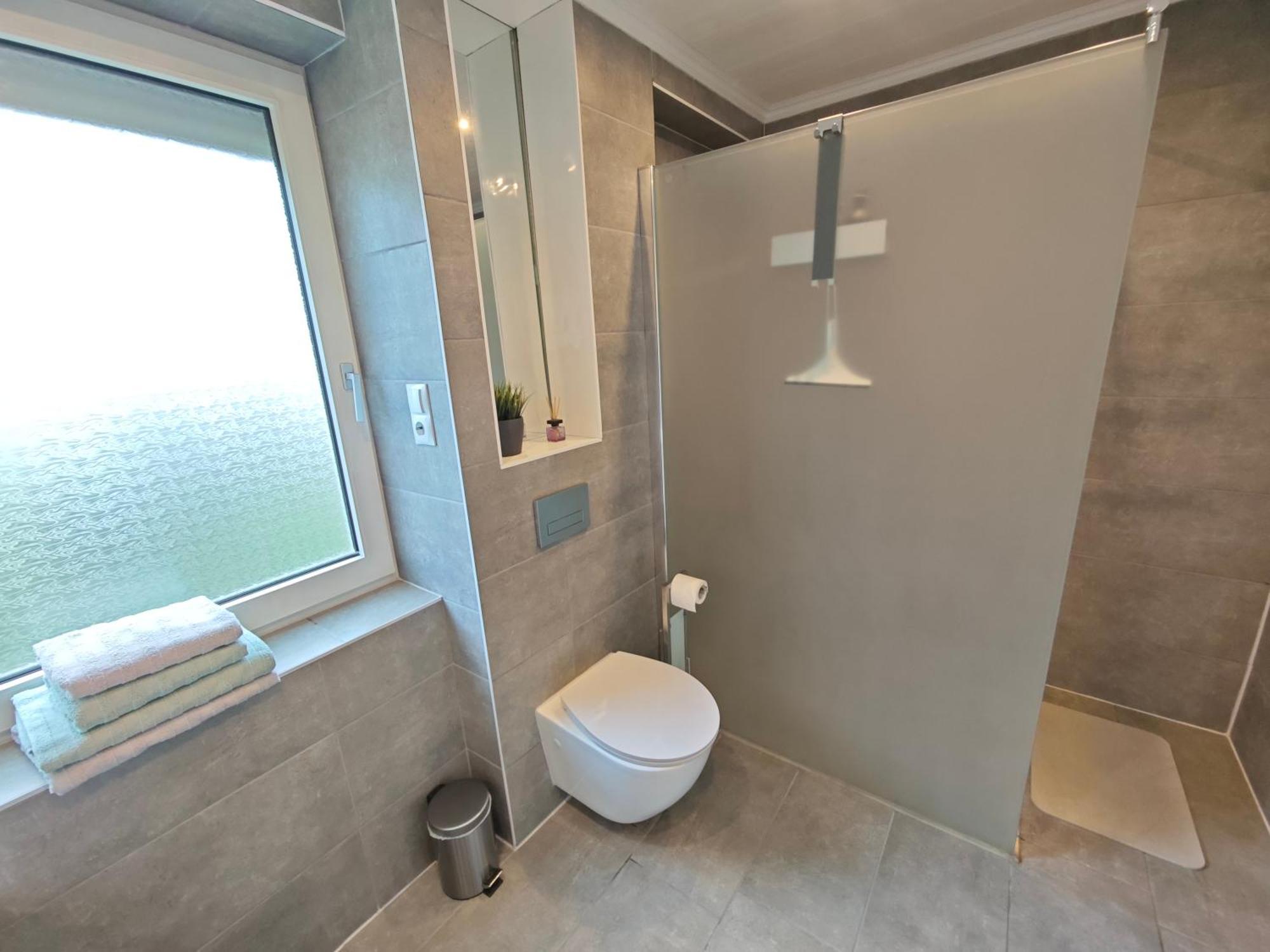 Fh-naehe: Modernes Mit Balkon Apartment *
